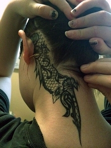 tatuaże damskie na głowie