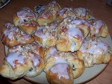 No i cos pysznego na deser, danie z którego słynie W
Wielkopolska czyli słodkie i pyszne rogale Marcińskie, Moje ulubione właśnie takie jak na zdjęciu z marmoladą, polane lukrem...