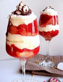 Deser ala tiramisu



Składniki:

300 g mrożonych truskawek ( w sezonie świeżych owoców )
200 g serka mascarpone
150 ml śmietanki 30%
150 g podłużnych biszkoptów
3 łyżki cukru p...