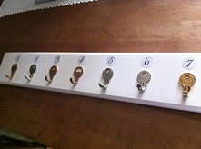 zrobiłam ten wieszak na podstawie pomysłu ze zszywki. Trochę inna deseczka bo nie znalazłam takiej samej i dodałam numerki :))