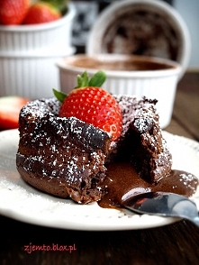 Ciastko z gorącą czekoladą 
Składniki: ( na 4 porcje w kokilkach o średnicy 9,5 cm)

113 g masła
170 g czekolady (użyłam 100g gorzkiej i 70 g mlecznej)
2 jajka
2 żółtka
3 łyżki ...