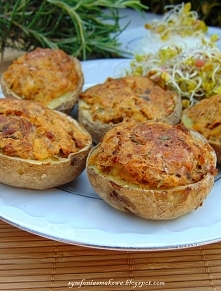 Pieczone ziemniaki faszerowane tuńczykiem.
Tuńczyk z puszki ostatnio wszędzie mnie "prześladował" więc musiało powstać jakieś danie z jego udziałem;) Ciekawa propozycj...