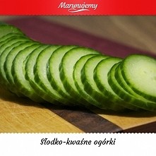 Słodko-kwaśne ogórki


Składniki
Ogórki (krótkie) - 25 sztuk
Cebula - 6 sztuk
Papryka zielona - 2 sztuki
Ocet jabłkowy 6% JAMAR - 3 szklanki
Czosnek - 3 ząbki
Sól - 3 łyżki
Cuki...