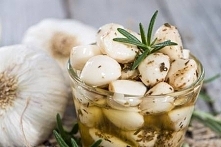 Kto z Was lubi marynowany czosnek? Emotikon smile
25g czosnku
250ml octu winnego Jamar
250ml wody
2 łyżeczki cukru
2 goździki
10 ziarenek ziela angielskiego
olej słonecznikowy
Z...