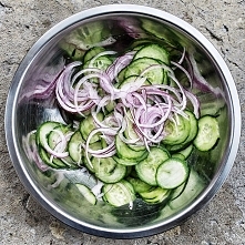 Szybkie pikle w godzinę. Sałatka ostra, w niczym nie ustępująca piklom wekowanym, pasteryzowanym i przechowywanym pół zimy w piwnicy.
1 ogórek szklarniowy poszatkowany na mandol...