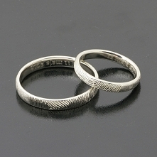 Obrączki z odciskami palców...