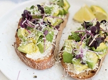 Pyszne kromki chleba z serk...