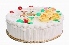 Tort z owocami i bitą śmietaną