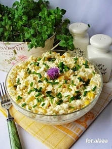 Sałatka z ryżu jajek i kukurydzy