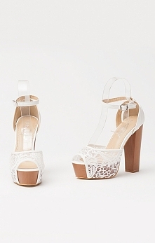 Koronkowe sandały na słupku czekają na Was w naszym sklepie online. Eleganckie i klasyczne :)