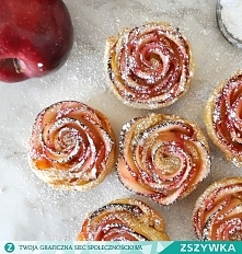 Jabłkowe róże:

2jabłka
1/2 cytryny
morelowe powidła
ciasto francuskie

Umyj jabłko dokładnie i nie obierając skórki pokrój na cieniutkie plasterki.

Zmieszaj wodę z sokiem z cy...