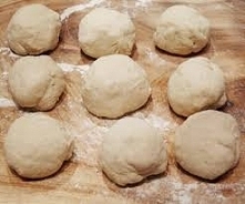 Chlebek pita :


ILOŚĆ: 6 dużych

3 1/4 szklanki mąki tortowej
1 łyżka drożdży suchych lub 12 g świeżych
1 1/2 szklanki ciepłej wody
1 łyżeczka soli (płaska)

Drożdże rozpuszcza...