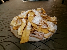 Hmmm... Jak patrze na te chruściki to przypominają mi się lata mojego dzieciństwa. Kiedy to z babcią i mamą formowałyśmy i smażyłyśmy te pyszności. Te smaczne faworki są bardzo ...