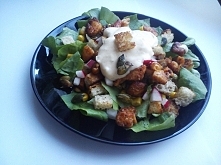 Sałatka
Składniki:
sałata
grzanki
gyros
kukurydza
rzodkiewka 
pestki dyni (prażone)
sos czosnkowy