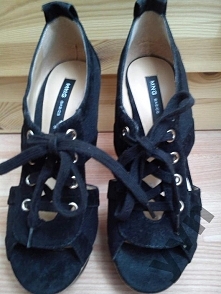 Poszukuję takich bucików w kolorze beżowym :) Ktoś ma ?:)