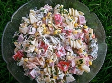 Kolorowa sałatka z makaronem