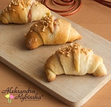 DROŻDŻOWE ROGALE Z MASĄ SEROWĄ