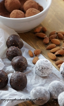 Praliny śliwkowo-żurawinowe z migdałowym środkiem