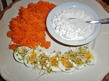 Dieta kopenhaska
13-dniowa

Dzień pierwszy i ósmy (441kcal):
Śniadanie:
	   Kubek zielonej herbaty z płaską łyżeczką cukru.
Lunch:
	   Omlet: szklankę szpinaku poddusić na patel...