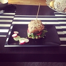 domowy burger z polędwicy wołowej.                          buleczka z dynia z lidla, podpieczona chwile w piekarniku, warzywka do wyboru ja dalam wszystkie jakie mialam salate,...