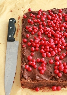 Brownie z kremem kakaowym i czerwonymi porzeczkami