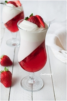 Deser z truskawkami, galaretką i bitą śmietaną - ilovebake.pl