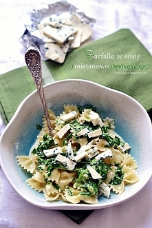 Farfalle w sosie śmietanowo szpinakowym