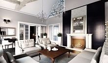 Wystrój klasycznego salonu nawiązuje do klimatu dworku polskiego poprzez stylizowane meble i dekoracje.