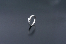 Klasyczny pierścionek zaręczynowy z białego złota z brylantem. Piękny!!!