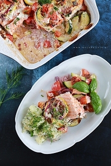 Pieczony łosoś z warzywami podany z młodymi ziemniaczkami z koperkiem,