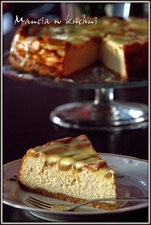 Sernik z karmelizowanymi gruszkami i ganache