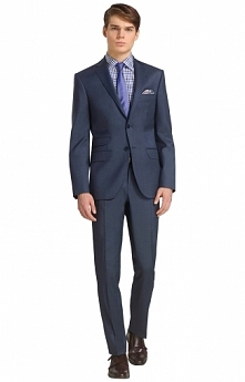 Jednorzędowy garnitur w linii Vistula z granatowej tkaniny, z charakterystycznym połyskiem.