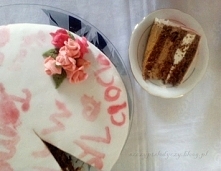 Klasyczny tort - nuda?  Kartka z życzeniami - banał? Przed wami najnowszy pomysł na... Tort nietuzinkowy! Pokryte masa cukrowa ciasto staje się wymarzoną katka z dedykacja dla J...