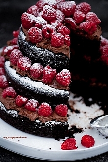 TORT CZEKOLADOWY Z MALINAMI