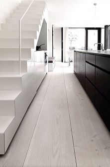 Kuchnia pod schodami w bardzo minimalistycznym stylu! Więcej inspiracji na blogu moojconcept .com