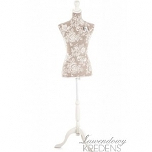 Ozdobny manekin w stylu prowansalskim o beżowo-białej kolorystyce.