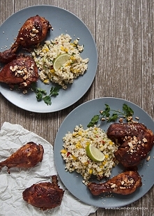 Pikantny kurczak- z masłem orzechowym i imbirem
Mięso z kurczaka lubi mocne i agresywne marynaty. Świetnie byłoby, gdyby tak naszykowane przechowywać przed pieczeniem około 24 g...