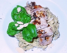 Makaron z migdałowo-bazyliowym sosem i kurczakiem