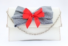 biała kopertówka z kokardą