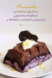czekoladowo-jagodowa pirami...