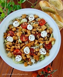 Sałatka z kurczakiem, mozza...