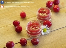 Nawilżanie ust to jeden z podstawowych pielęgnacyjnych rytuałów o każdej porze roku. Z kilku prostych składników możemy w 5 minut zrobić swój własny nawilżający balsam do ust. P...