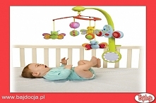 Wśród wielu zabawek dostępnych na rynku warto zwrócić uwagę przede wszystkim na karuzele, które za pomocą stelaża można przyczepić do łóżeczka malucha. Zawieszone na nich zabawk...