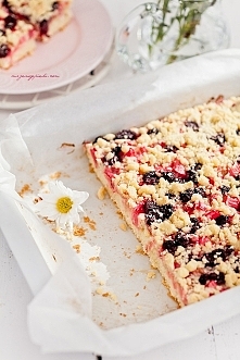 WANILIOWE CIASTO Z RABARBAREM, WIŚNIAMI I KRUSZONKĄ mojewypieki.com