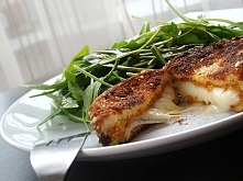 zapiekana mozzarella z suszonymi pomidorami i sałatką z rucoli