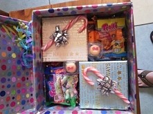 Prezent dla koleżanki. Pudełko po butach zawinięte w papier ozdobny ;-)