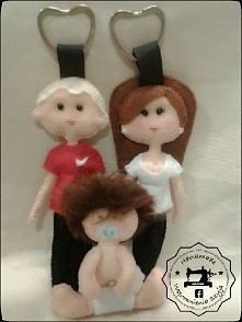 breloczek. Ręcznie wykonane breloczki-rodzina. Mogą służyć jako zawieszka do auta. Zapraszam na FB Wspomnienia Szyją