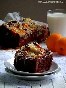 Maślankowe ciasto czekoladowe z morelami i migdałami