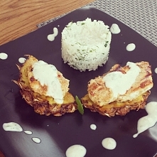 grillowane piersi z kurczaka na grillowanym ananasie z sosem miętowo-cytrynowo-jogurtowym z ryżem z ziołami