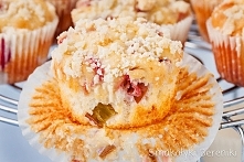 Muffiny jogurtowe z rabarbarem i kruszonką